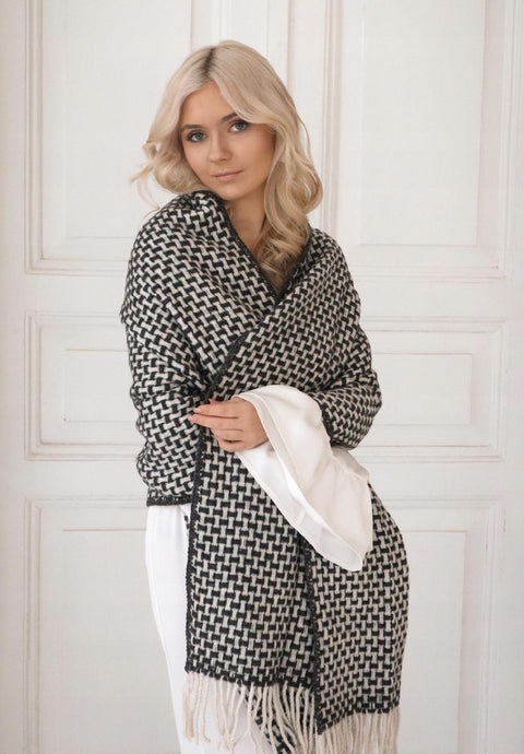 Elegancki szal-koc z kieszeniami w Czarnobiałą Pepitę