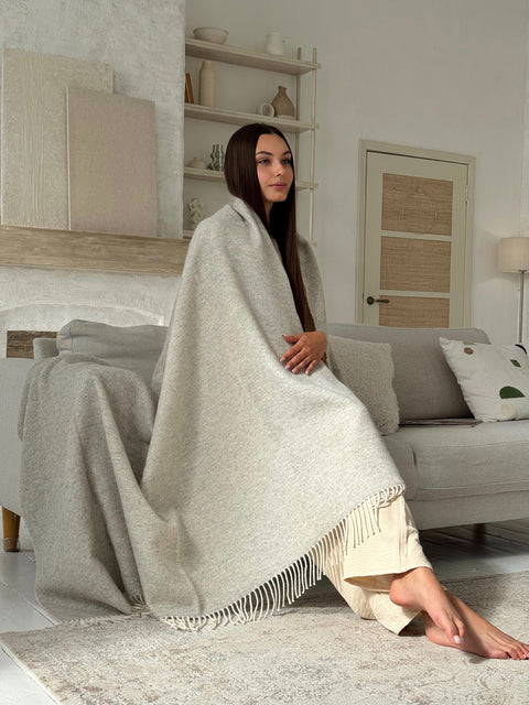 Marsel 2Face Light Grey Dwustronny koc z wełny merynosa 140x200cm przytulny w jasnych kolorach