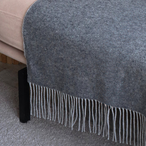 Marsel 2Face Dark Grey Dwustronny koc merino 140x200 szary, minimalistyczny