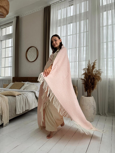 Marsel Lille  Koc Merino w pudrowym różu z frędzlami, 140×200 cm, splot diamentowy