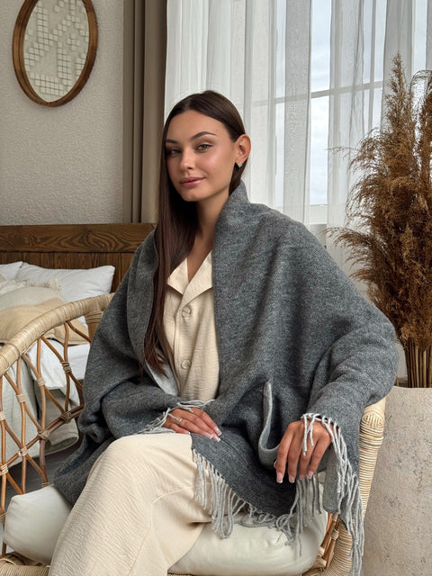 Ciepły Szal-koc oversize z kieszeniami  – elegancja na chłodne dni