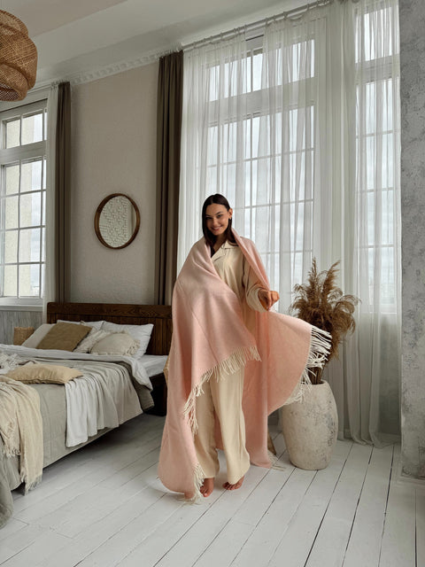 Marsel Lille  Koc Merino w pudrowym różu z frędzlami, 140×200 cm, splot diamentowy