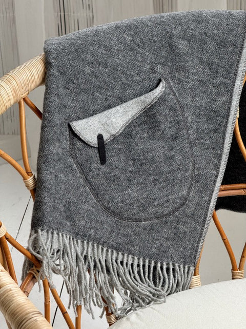 Ciepły Szal-koc oversize z kieszeniami  – elegancja na chłodne dni