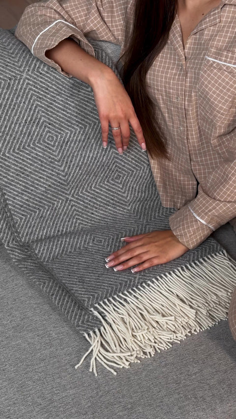 Marsel White & Grey Koc Merino Jasnoszary z frędzlami 140x200 cm w geometryczny dekoracyjny wzór
