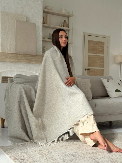 Marsel 2Face Light Grey Dwustronny koc z wełny merynosa 140x200cm przytulny w jasnych kolorach