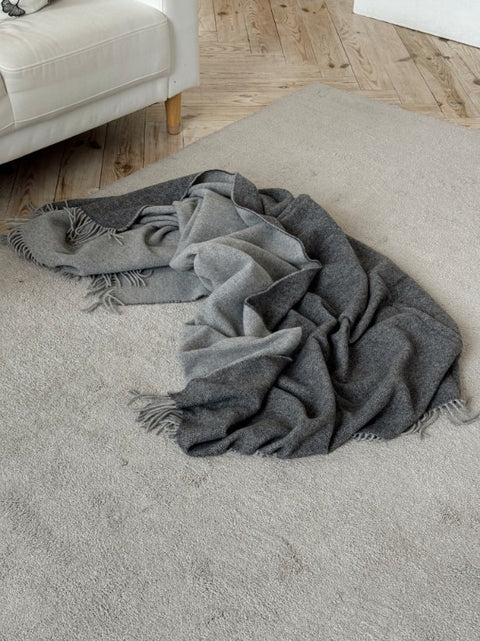 Marsel 2Face Dark Grey Dwustronny koc merino 140x200 szary, minimalistyczny