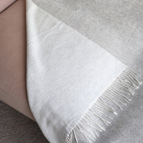Marsel 2Face Light Grey Dwustronny koc z wełny merynosa 140x200cm przytulny w jasnych kolorach