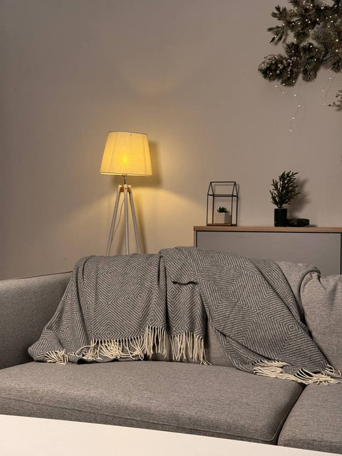 Marsel White & Grey Koc Merino Jasnoszary z frędzlami 140x200 cm w geometryczny dekoracyjny wzór