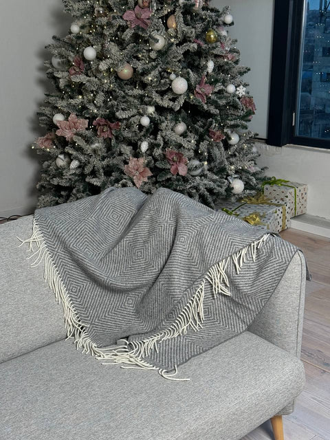 Marsel White & Grey Koc Merino Jasnoszary z frędzlami 140x200 cm w geometryczny dekoracyjny wzór
